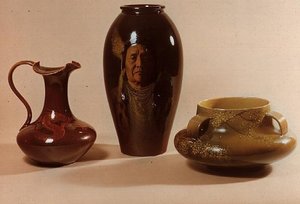 Vase mit Porträt von Häuptling Joseph vom Nez-Perce-Stamm, signiert von W.P. Macdonald; Kanne mit Drachenmotiv, markiert mit den Initialen von Albert R. Valentien; Schale mit japanischem Blumenmotiv