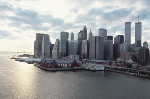 Blick auf das Finanzviertel über den East River von American School