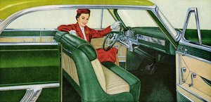 Frau sitzt auf dem Fahrersitz eines Coupés aus den 1950er Jahren von American School