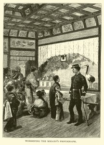 Verehrung des Mikado-Fotos von American School
