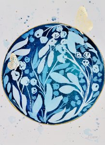 Goldener Schmetterling im blauen Garten von Amy Tieman