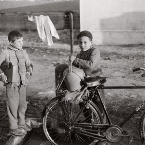 Kind Wasserträger auf Fahrrad