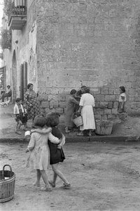 Kinder und Frauen in Qualiano, Neapel, Italien