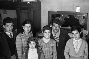 Familiengruppe in einem Innenraum