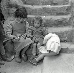 Gruppe von Kindern in Scalilla, Palermo, Sizilien, Italien