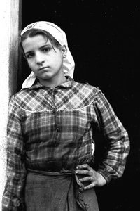 Junges Mädchen arbeitet als Olivenerntehelferin in Kalabrien, Italien, ca. 1955