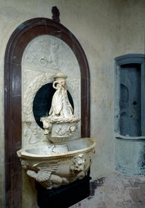 Weihwasserbecken mit mediceischen heraldischen Elementen, ca. 1430 von Andrea del (attr. to) Verrocchio