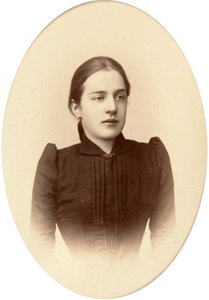 Alexandra Treugut, um 1888-1892