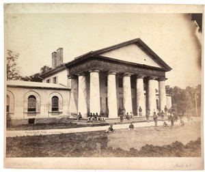 Vorderseite des Arlington House, 28. Juni 1864 (Sepia-Foto)