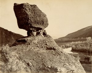 Sphinx des Tals, aus Der große Westen illustriert in einer Serie von fotografischen Ansichten quer über den Kontinent entlang der Linie der Union Pacific Railroad West von Omaha, Nebraska von A.J. Russell, Band I von Andrew Joseph Russell