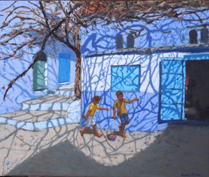 Ballspiele auf der Straße, Chefchaouen, Marokko von Andrew Macara