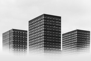 Neblige Stadttürme von Andrey Kotov