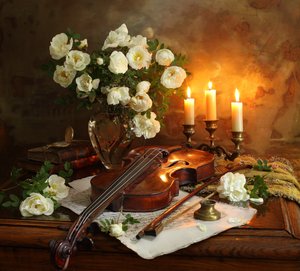 Kerzenlicht-Rosen und Violine