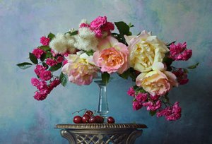 Elegante Rosen und Kirschen von Andrey Morozov