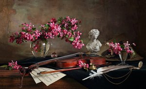Violine-Stillleben mit Blüten von Andrey Morozov
