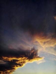 Dramatische goldene Wolken