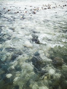 Fließende Flussfelsen von Angelo Cerantola