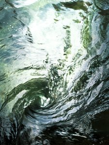 Reflektierender Wasserfluss von Angelo Cerantola