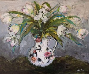 Weiße Tulpen in einem Eisensteinkrug, 2019 von Ann Oram