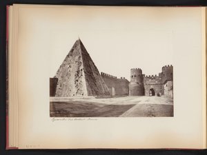 Ansicht der Pyramide des Caius Cestius und Porta Ostiense in Rom, Italien