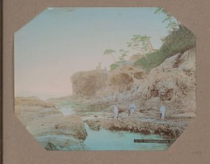 Männer und Frauen an der Küste bei Chigogafuchi auf Enoshima, Japan