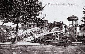 Eine Brücke in Shanghai Fotografie vom Anfang des 20. Jahrhunderts - Private Sammlung von Anonymous Anonymous