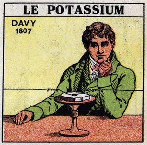 Elektrochemie: Zersetzung von Pottasche (Kalium) und Soda durch Sir Humphry Davy (1778-1829) im Jahr 1807. Anonyme Illustration von 1925. Private Sammlung.