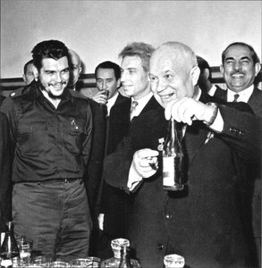 Ernesto Che Guevara (1928-1967) und Nikita Chruschtschow (1894-1971) in Moskau, Anonym. Fotografie