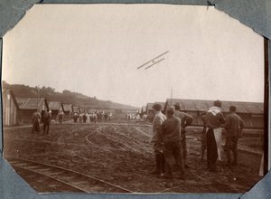 Erster Weltkrieg 1914-1918: Militärstaffel von Mont Saint Martin fliegt über das Lager von Couville, Manche, Untere Normandie, Frankreich. Anonyme Fotografie Juni 1917. Private Sammlung, Stella.
