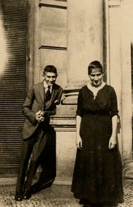 Franz Kafka mit seiner Schwester Ottla vor dem Oppelt-Haus in Prag, um 1914