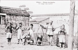 Jesuitenmission bietet günstige Mahlzeiten in China an Fotografie des frühen 20. Jahrhunderts - Privatsammlung
