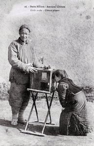 Kleines Gewerbe: ein reisender Unterhalter mit einer Bildbox, Fotografie vom Anfang des 20. Jahrhunderts - Privatsammlung