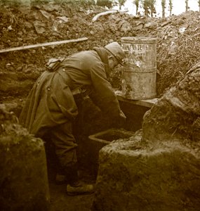 Fotografie - Stereoskopische Glasplatte über den Ersten Weltkrieg: Ein improvisiertes Waschbecken in einem Graben. Private Sammlung