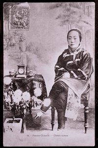 Porträt einer chinesischen Frau in traditioneller Kleidung mit gebundenen Füßen - Fotografie aus dem frühen 20. Jahrhundert - Privatbesitz