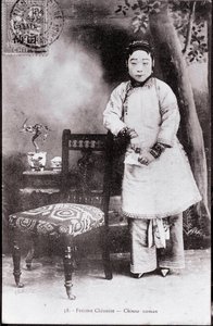 Porträt einer jungen Chinesin in traditioneller Tracht. Sie hat gebundene Füße - Fotografie aus dem frühen 20. Jahrhundert - Private Sammlung von Anonymous Anonymous