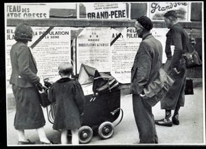 Zweiter Weltkrieg (1939-1945): Passanten lesen die Mobilisierungsplakate im September 1939