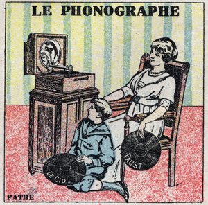 Schallenergie: der Phonograph. Eine Mutter und ihr Sohn hören eine Schallplatte auf einem Pathe-Phonographen. Anonyme Illustration von 1925. Private Sammlung. von Anonymous Anonymous