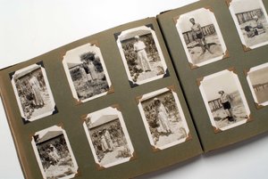 Stillleben eines Fotoalbums um 1925.