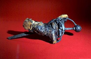 Schwert in der Wurzel eines Baumes von Anonymous Anonymous