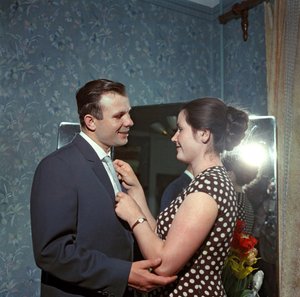 Der Kosmonaut Juri Gagarin (1934-1968) mit seiner Frau Valentina von Ryumkin, Yakov Israilevich (1913-1986). Farbfotografie