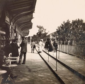 Weltausstellung von 1900 in Paris: Das rollende Trottoir. Private Sammlung