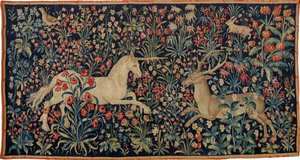 Ein Einhorn und ein Hirsch in einem Blumenfeld