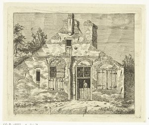 Mann in altem Haus, über die Tür nach draußen schauend