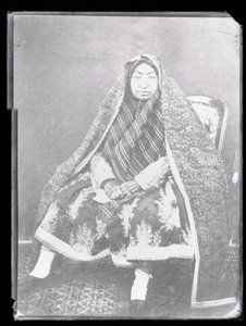 Studio-Porträt: Nasir Al-Din Shahs Mutter, Mahd-i Awliya von Antoin Sevruguin