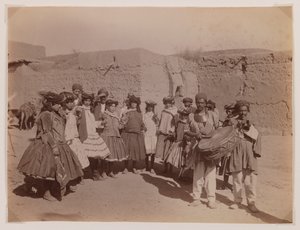 Gruppe von Frauen, die in Stammeskostümen tanzen