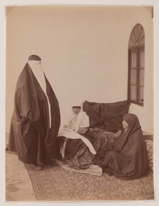 Zwei verschleierte Frauen und ein Kind