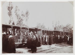 Verschleierte Frauen, die in einen Zug einsteigen