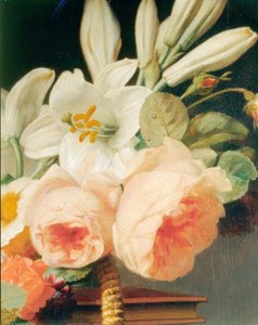 Blumenstrauß aus Lilien und Rosen in einem Korb auf einer Chiffonniere (Detail)
