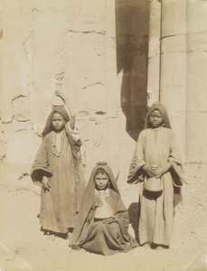 Arabische Mädchen tragen Wasser, Ägypten