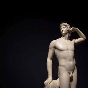 Die antike Skulptur Apollo krönt sich selbst - 1782 - Antonio Canova, 2019 von Antonio Canova